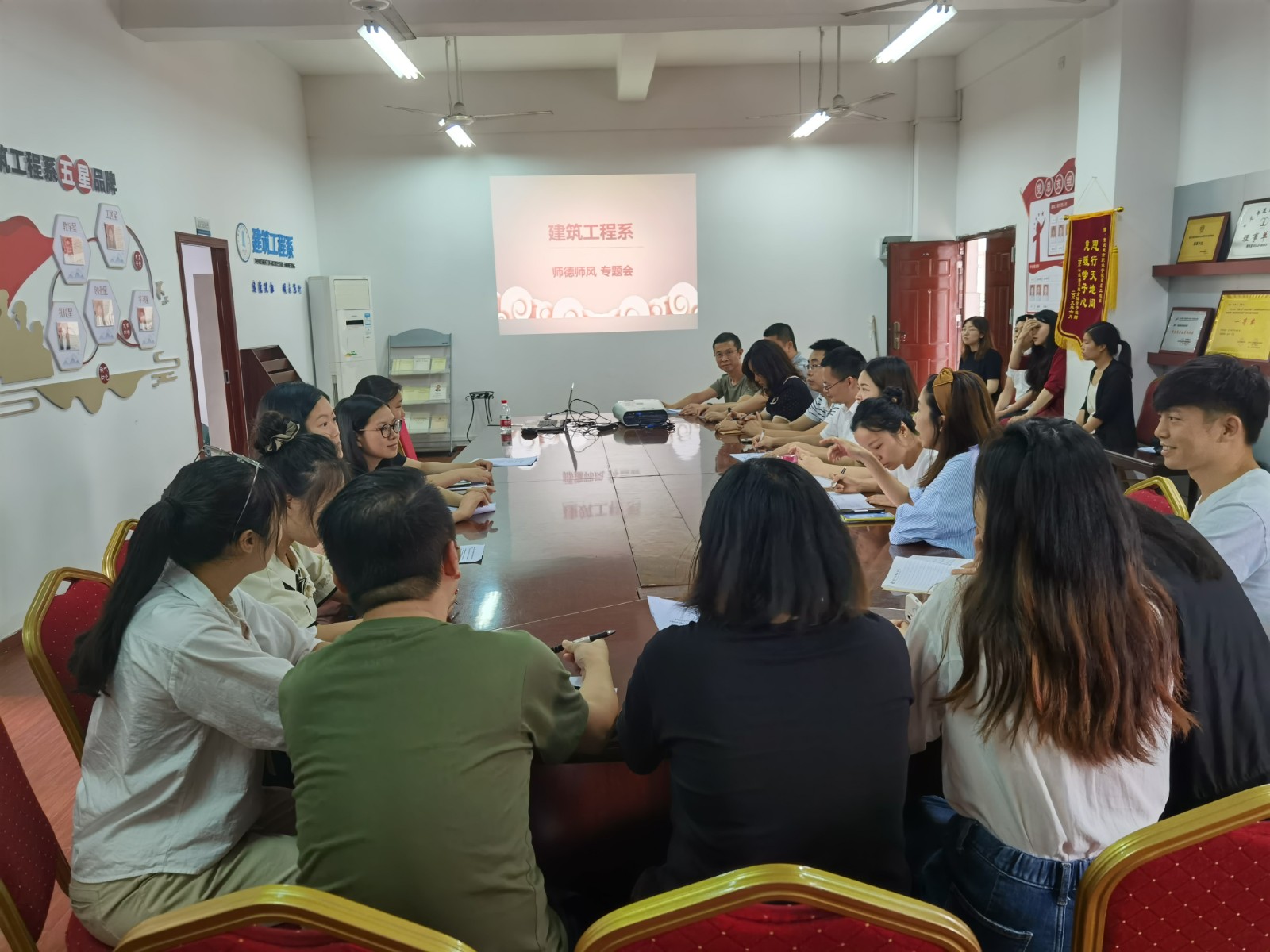 师德师风.jpg 师德师风.jpg